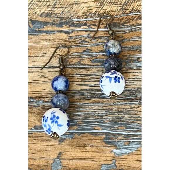 Mally Earring - Picture 1 of 3